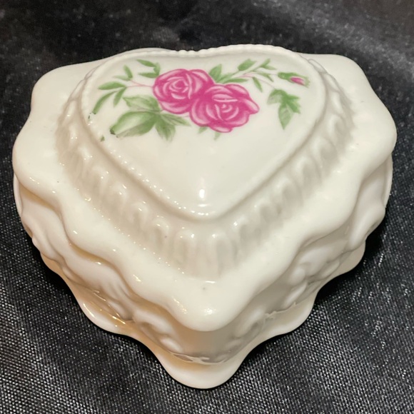 VINTAGE Porcelian Heart Shaped Trinket Box with pink roses on lid made in China - Picture 2 of 9